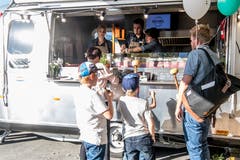 Bei diesem Truck gibt es Burger und Fleisch am Spiess. (Bild: Nadia Schärli, 30. Mai 2019)
