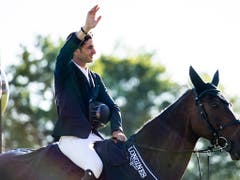Der Sieger Steve Guerdat winkt ins Publikum. (Bild: KEYSTONE/GIAN EHRENZELLER)