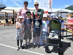 Gruss des Tages: «Ganz liebe Grüsse an unsere armen Ehemänner und Väter Raphael Marti und Rafael Fellmann, die heute im luzernischen Dagmersellen hart arbeiten müssen, derweil wir als gebürtige Nidwaldnerinnen mit unsern Kindern die «Iheimisch-Sonne» geniessen.» Obere Reihe: Sandra Marti und Deborah Fellmann. Untere Reihe:Die Kinder Larissa, Lukas, Noah, Enya, und der kleine Levi. (Bild: Romano Cuonz Freitag 31. Mai 2019)
