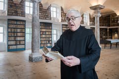 Pater Lukas Helg singt aus dem Codex Einsidlensis 121 aus dem Jahr 960/970. (Bilder: Boris Bürgisser, 29. Mail 2019)