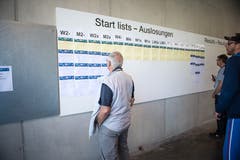 Interessierte informieren sich über die Startlisten an der Ruder-EM am Rotsee. (Bild: Roger Grütter, Luzern, 31. Mai 2019)