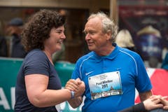 Die Regierungsratskandidaten Korintha Bärtsch und Paul Winiker am Luzerner Stadtlauf. (Bild: Dominik Wunderli, 4. Mai 2019)