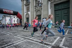 Es scheint, als rennen diese Mädchen den dunklen Wolken davon. (Bild: Pius Amrein, 4. Mai 2019)