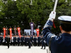 Polizeikordon vor den Gratulanten: Beamte halten die Menge in Schach. (Bild: KEYSTONE/EPA/KIMIMASA MAYAMA)