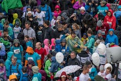 Die Läufer warten in der Bahnhofstrasse, bis es losgeht. (Bild: Nadia Schärli, 4. Mai 2019)