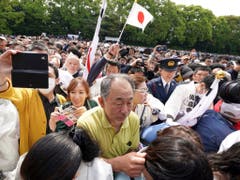 Alle wollen ihn sehen: Riesenandrang vor dem ersten öffentlichen Auftritt des neuen japanischen Kaisers Naruhito. (Bild: KEYSTONE/AP/EUGENE HOSHIKO)
