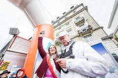 Die Rosenkönigin aus Weggis, Fabienne Joller, beim Startschuss des ersten Rennens. (Bild: Roger Grütter, 4. Mai 2019)