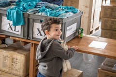 Die T-Shirt-Ausgabe beim Europaplatz ist glücklicherweise gut überdacht. (Bild: Nadia Schärli, 4. Mai 2019)