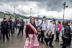 Die Repräsentanten der Gastregion Weggis, Vitznau und Rigi mit Nauen kommen in Luzern an. (Bild: Nadia Schärli, 4. Mai 2019)