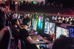 Die Teilnehmer reisen in Sursee mit ihrer Ausrüstung an – PC, Monitor, Tastatur, Maus, Mausmatte, Headset...(Bild: Nadia Schärli, Sursee, 3. Mai 2019)