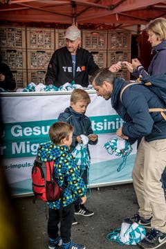 Auch ein Säckli gibt's für alle Läufer dazu. (Bild: Nadia Schärli, 4. Mai 2019)