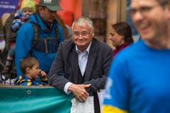 Der ehemalige Stadtpäsident Urs W. Suder ist Zuschauer des Luzener Stadtlaufs. (Bild: Dominik Wunderli, 4. Mai 2019)