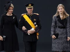 Der belgische König Philippe (Mitte) mit Königin Mathilde (l.) und Prinzessin Elisabeth (r.) bei ihrer Ankunft. (Bild: Keystone/EPA/JULIEN WARNAND)