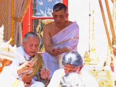 Reinigungsritual vor der Krönung: Maha Vajiralongkorn wird gewaschen und gesalbt. (Bild: KEYSTONE/AP Thai TV Pool)