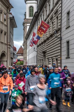 Trotz kalten Temperaturen rennen zahlreiche Läufer am Stadtlauf mit. (Bild: LZ, 4. Mai 2019)