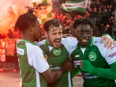 Torschütze Tranquillo Barnetta (Mitte) und die St. Galler feiern das 1:0 (Bild: KEYSTONE/ENNIO LEANZA)