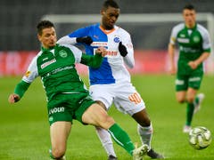 St. Gallens Innenverteidiger Milan Vilotic stoppt Julien Ngoy (Bild: KEYSTONE/WALTER BIERI)