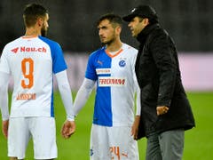 Uli Forte spricht seinen Spielern Marco Djuricin und Bujar Lika nach dem Schlusspfiff gut zu (Bild: KEYSTONE/WALTER BIERI)