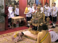 Ehrbezeugung vor dem Thron: Thailands Königin Suthida nach der Krönung ihres erst vor kurzem angetrauten Ehemanns. (Bild: KEYSTONE/AP Thai TV Pool)