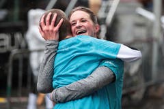 Jubel nach dem Zieleinlauf am Luzerner Stadtlauf.. (Bild: Roger Zbinden, 4. Mai 2019)