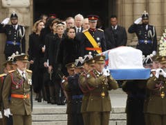Grossherzog Henri mit seiner Frau Maria Therese folgen dem Sarg von Altgrossherzog Jean zur Kathedrale Notre Dame in Luxemburg. (Bild: Keystone/AP/FRANCISCO SECO)
