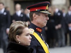 Grossherzog Henri von Luxemburg und Grossherzogin Maria Teresa beim Verlassen der Beerdigung in der Kathedrale Notre Dame. (Bild: Keystone/EPA/JULIEN WARNAND)