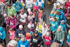 Mit Regenjacken und Kappen wappnen sich diese Familien gegen den angekündigten Regen. (Bild: Nadia Schärli, 4. Mai 2019)