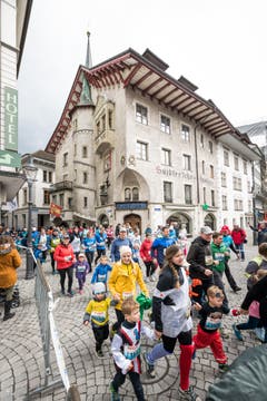 Auch verkleidete Piraten sind am Stadtlauf unterwegs. (Bild: Roger Grütter, 4. Mai 2019)