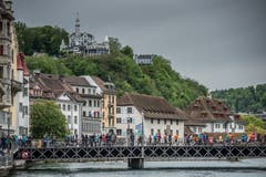 Die Läufer überqueren die Brücke und gelangen in die Altstadt. (Bild: Pius Amrein, 4. Mai 2019)