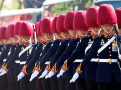 Die königliche Garde marschiert vor dem Palast in Bangkok auf. (Bild: KEYSTONE/AP/SAKCHAI LALIT)