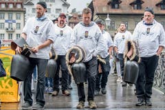 Die Trychler begleiten den Stadtlauf musikalisch. (Bild: Nadia Schärli, 4. Mai 2019)