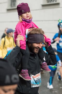Vater und Tochter geniessen den Luzerner Stadtlauf. (Bild: LZ, 4. Mai 2019)