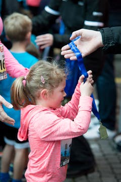 Im Ziel gibt's die verdiente Medaille. (Bild: Pius Amrein, 4. Mai 2019)