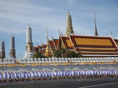 Warten auf den neuen König: Offiziere stehen vor dem Grossen Palast in Bangkok. (Bild: KEYSTONE/AP/SAKCHAI LALIT)