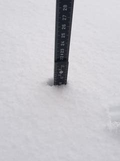In Grub SG sind bereits am frühen Morgen fast 20 Zentimeter Neuschnee gefallen. (Bild: Reni Berlanda-Schmid)