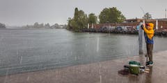 Der Knabe steht mit seiner Fischerrute am Pier im Hafen von Zug und lässt sich nicht vom Wetter beeindrucken. (Bild: Rosa-Maria Kramer, Zug, 5. Mai 2019)