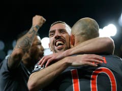 Franck Ribéry umarmt Arjen Robben. Auch dank diesem famosen Duo sammelte Bayern München in den letzten zehn Jahren zahlreiche Titel (Bild: KEYSTONE/AP/FRANK AUGSTEIN)