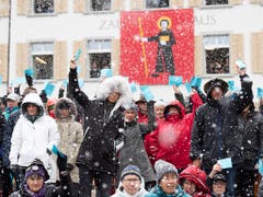 Abstimmung im Schneegestöber an der Landsgemeinde in Glarus. (Bild: KEYSTONE/GIAN EHRENZELLER)