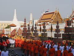 Gesamtansicht auf die Prozession mit König Maha Vajiralongkorn auf der goldenen Sänfte. (Bild: Keystone/EPA/DIEGO AZUBEL)