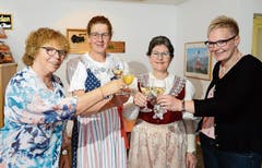 Es wird gefeiert: Der Vorstand mit Heidy Egli, Edith Farooq, Frieda Tischhauser und Lisa Hardegger, von links, stösst auf das Jubiläumsjahr der Landfrauen Wartau an. (Bild: Bilder: Hansruedi Rohrer)