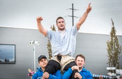 Schlussgang Kantonales Schwingfest Frauenfeld. Der Bündner Armon Orlik gewinnt gegen den Thurgauer Dominik Schneider. (Bild: Andrea Stalder)