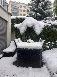 Auf dieser Gartenterrasse am Grüningerweg nimmt so schnell niemand mehr Platz. (Bild: Cecile Zuntar)