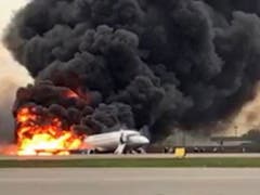 Ein russisches Passagierflugzeug hat kurz nach dem Start Feuer gefangen und steht nach einer Notlandung voll in Flammen. (Bild: KEYSTONE/EPA SLEDCOM.RU/RUSSIAN INVESTIGATIVE COMMITTEE / HANDOU)