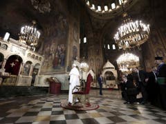 Der Papst seht vor dem Thron der Heiligen Kyril und Methodius in der Alexander Nevsky Kathedrale in Sofia. (Bild: Keystone/AP REUTER POOL/YARA NARDI)
