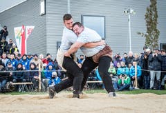 Schlussgang Kantonales Schwingfest Frauenfeld. Der Bündner Armon Orlik gewinnt gegen den Thurgauer Dominik Schneider. (Bild: Andrea Stalder)