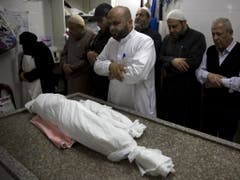 Palästinenser beten vor der Beerdigung beim getöteten 14-jährigen Mädchen. (Bild: Keystone/AP/KHALIL HAMRA)