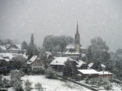 Schneegestöber am Sonntag: Sicht auf die Gemeinde Kirchdorf BE. (Bild: KEYSTONE/PETER SCHNEIDER)