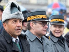 Als Ehrengäste dabei: Bundeskanzler Walter Thurnherr, Divisionärr Albrecht Stoller und Brigadier Germaine J. F. Seewer, von links, an der Glarner Landsgemeinde. (Bild: KEYSTONE/GIAN EHRENZELLER)