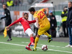 Der Platzverweis des Thuners Chris Kablan (li., gegen Mike Gomes) spielte Xamax beim Auswärtssieg in die Karten (Bild: KEYSTONE/PETER SCHNEIDER)