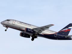 Eine Aeroflot-Maschine des Typs Suchoi Superjet-100 ging kurz nach dem Start in Moskau in Flammen auf und musste notlanden. (Bild: KEYSTONE/AP/MARINA LYSTSEVA)